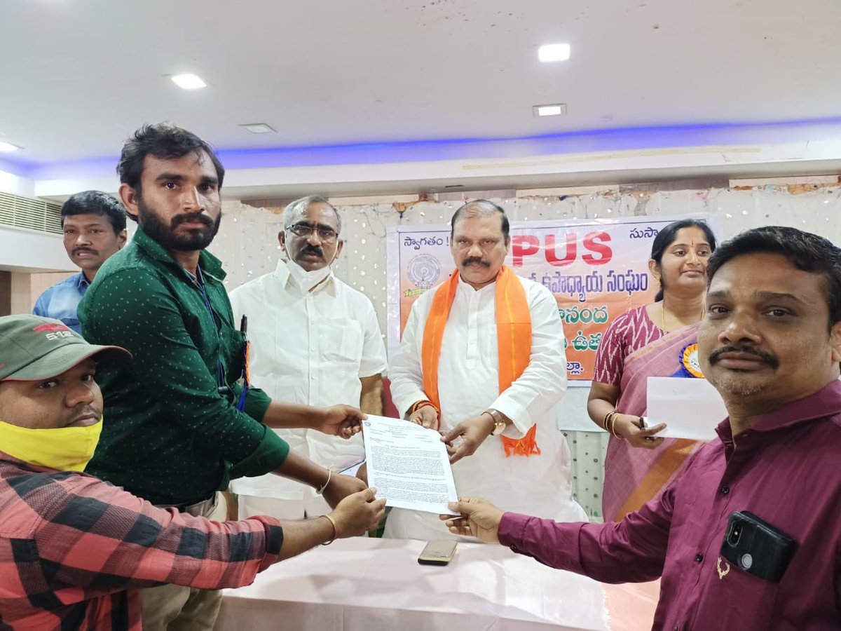 GPReddyBJP's tweet photo. తెలంగాణ ప్రాంత ఉపాధ్యాయ సంఘం వారు నిర్వహించిన శ్రీ వివేకానంద స్వామి జయంతి ఉత్సవాల కార్యక్రమం లో పాల్గొనడం జరిగింది.
ఈ కార్యక్రమంలో గవర్నమెంట్ ఉపాధ్యాయులు,కస్తూరిబా ఉపాధ్యాయులు వారి వారి సమస్యలపై మెమొరాండం ఇవ్వడం జరిగింది. https://t.co/2SQEUjGmZy