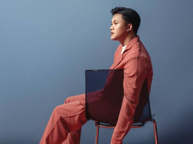 - So yeah as we all know since then he’s been getting recognition, but being the hardworking dude he is he didn’t get satisfied right away and kept writing countless hits after hits. Released albums etc & now he owned his own record label 