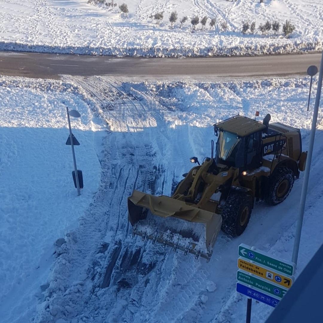 JavierCaso's tweet photo. ❄👉 Limpiando la nieve a toda máquina en el barrio de #Valdebebas ❄👏👏 https://t.co/oXrD5OS7Rw