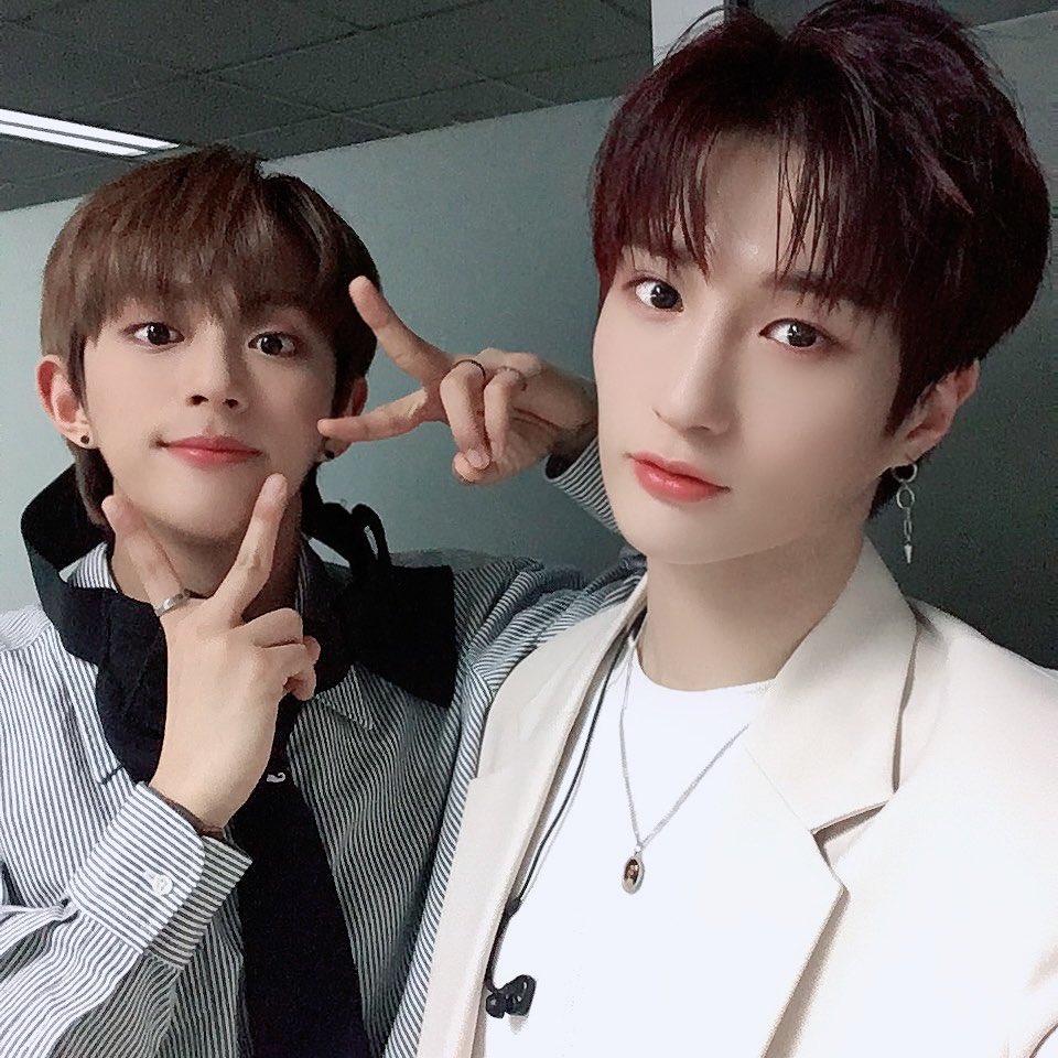 DKB_BRAVE's tweet photo. [#이찬]무대 올라가기 전에도 꼭 붙어있는 리더즈👥

[#E_CHAN] The leaders who are always with before the go on stage👥

#다크비 #DKB
#GROWTH
#난_일해 #Work_Hard
#텔미텔미 #Tell_Me_Tell_Me
#이찬 #E_CHAN
#디원 #D1
#BB https://t.co/FzVsWoo6Qp