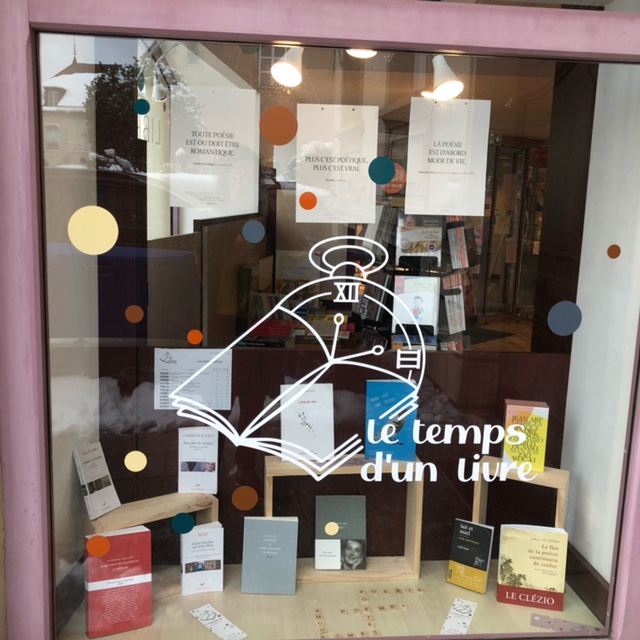 Merci à la librairie Le Temps d'un livre à Pontarlier pour leur belle vitrine autour de la poésie avec certains livres de Poesis et quelques affiches reprenant des phrases extraites de l'anthologie-manifeste "Habiter poétiquement le monde.
#poesie #poetique #anthologie