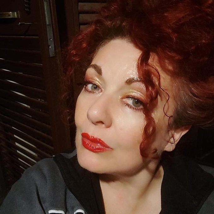 Ciao miei carissimi amici mi trovo in casa vi mando un bacio grande grande. Seguitemi un abbraccio da