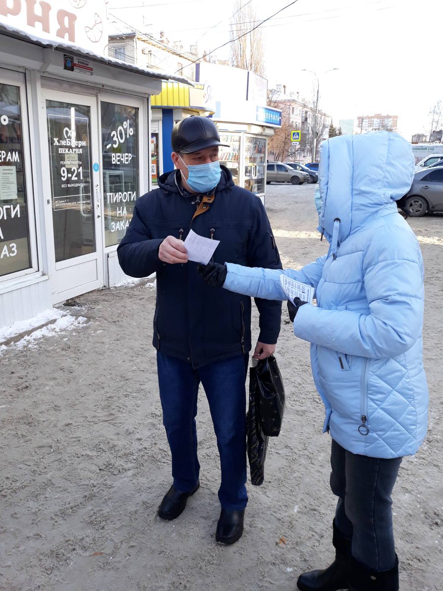 Управляющий микрорайона 4Ц #Тольятти, с целью профилактики коронавирусной инфекции (COVID-19), особенно опасной для пожилых людей, провела работу с жителями старше 60 лет, вручив памятки с рекомендациями.
