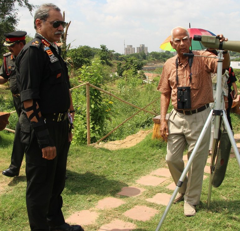 SWComd_IA's tweet photo. #LtGenAlokKler, #ArmyCdrSWC confers GOC-in-C #CommendationCard to Mr Harsh Vardhan, a renowned ornithologist in recognition of his selfless service & dedication towards conservation of threatened habitats & development of NaturePark in #JaipurGarrison.
@adgpi #NatureNow #WeCare https://t.co/wu1EjXSEmX