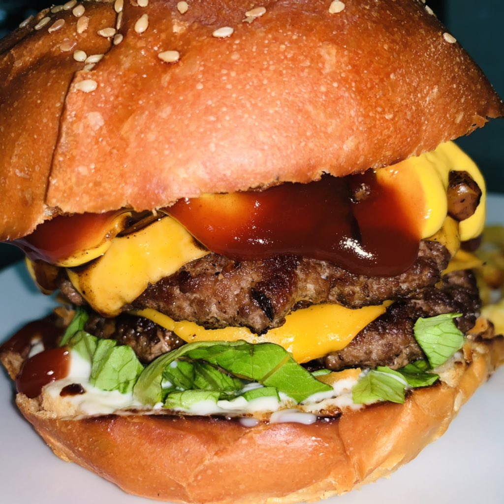 LegendResto's tweet photo. [Le saviez-vous👇]
NOUS NE COMMUNIQUONS PAS SUR DES IMAGES TÉLÉCHARGÉES COMME LES AUTRES RESTAURANTS FAÇON LA 🙊😁🤪

XXL Burger 🍔 avec frites 4500f 📌
( 2 viandes 🥩 2 fromage 🧀 ) 😋😋

#Legend #RestoLounge #BestfatsFood https://t.co/EydT6aahqa
