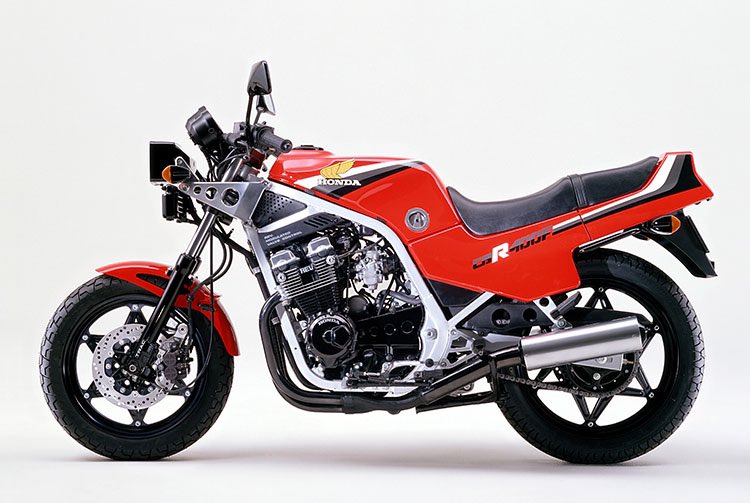 PutiMotor's tweet photo. ホンダ CBR400F(1983年)の解説❗️

低回転域では2バルブ、高回転域では4バルブに変化する可変バルブシステムREVを搭載。

F3レーサーを意識したスタイリングながら、街乗りもし易かった😲

【乾燥車重/シート高/タンク/最高出力/当時価格】
176kg/790mm/18L/58ps/539,000円〜

https://t.co/8x86iMWBOm https://t.co/ub3CfPQWlk