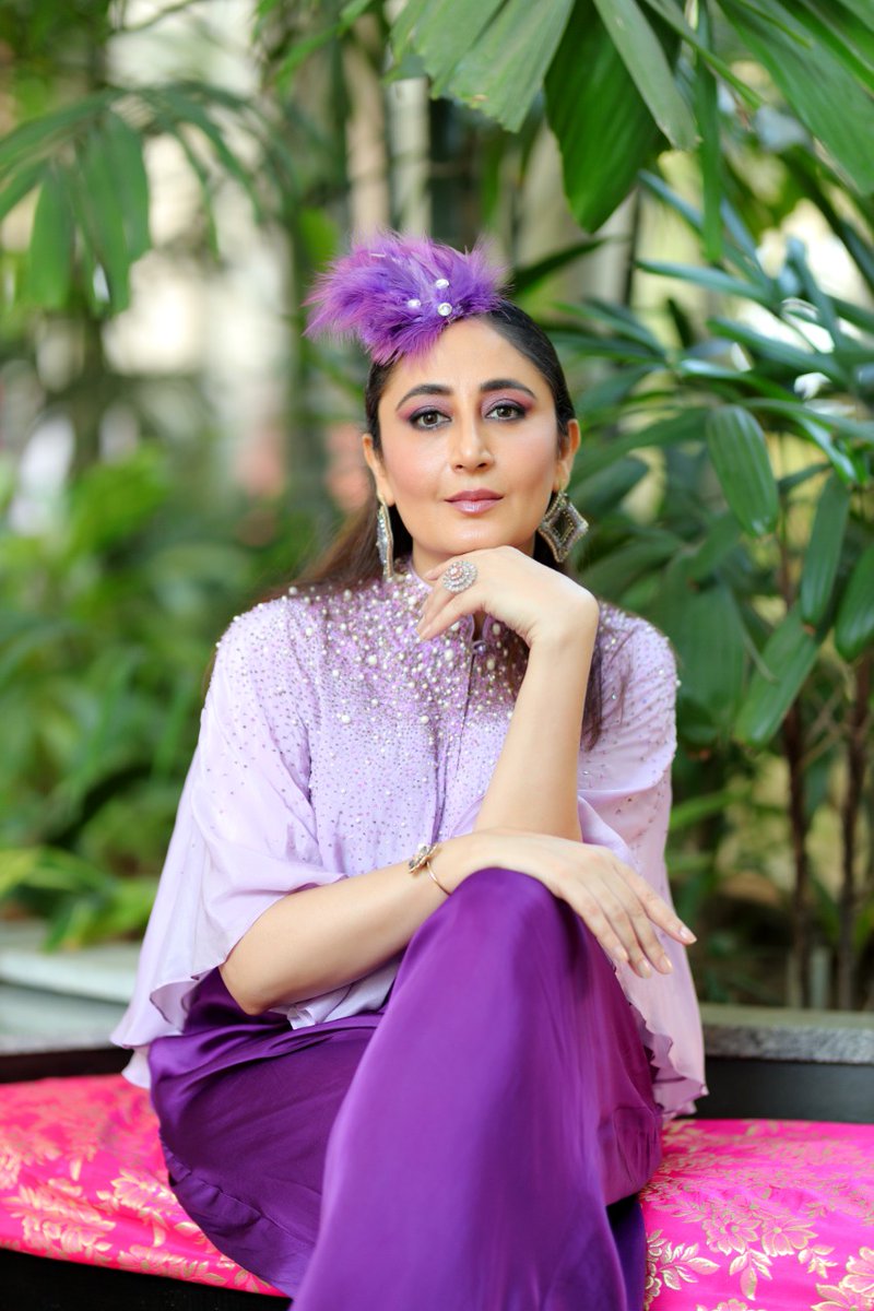 geetikaganju's tweet photo. In the eye of a violet storm
#GitikkaGanjuDhar
#Violet #Talk #Emcee #Actor #Mother #Writer #AndEverythingElse https://t.co/AXEzCTDIic