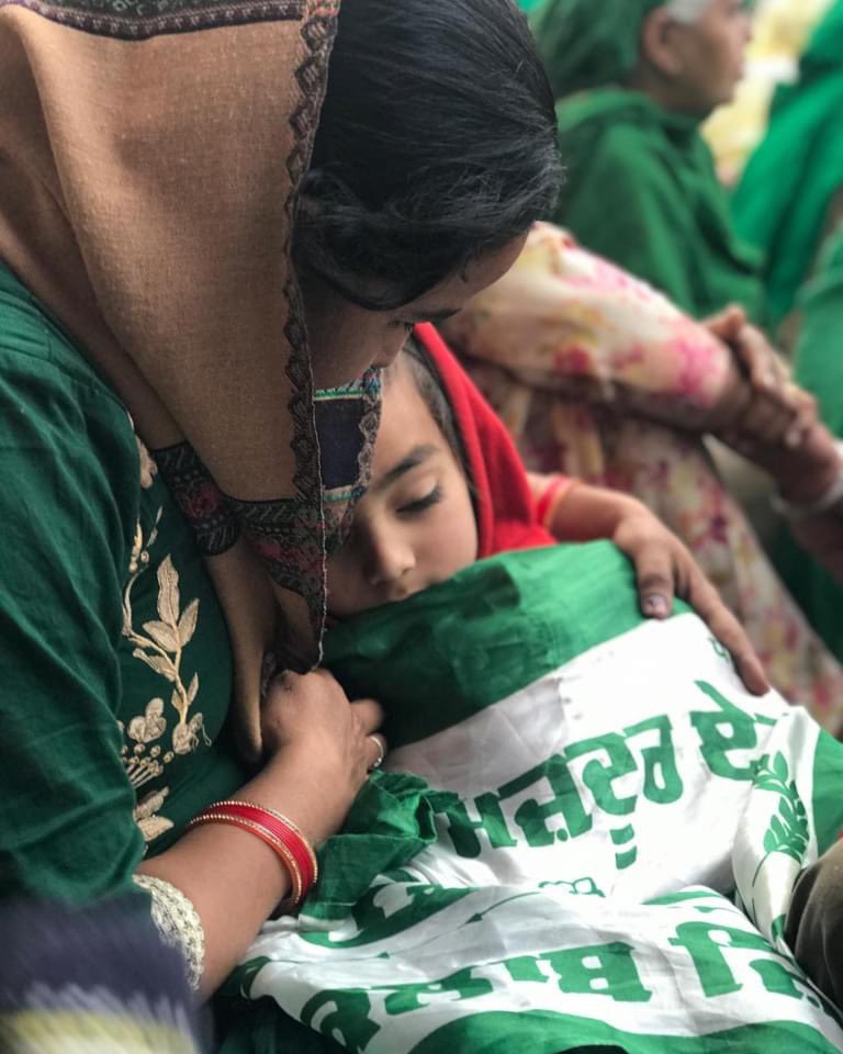 Amarpreet_01's tweet photo. He was feeling cold so his mother covered him in the Kisan Ekta flag and he slept within 10 mins amid speeches at the @artistsforfarmers event at Tikri Border.

This kid will live to tell the tale of Revolution spearheaded by Punjab. 

#childrenatprotest #farmersprotest https://t.co/tk5nwNRPhw