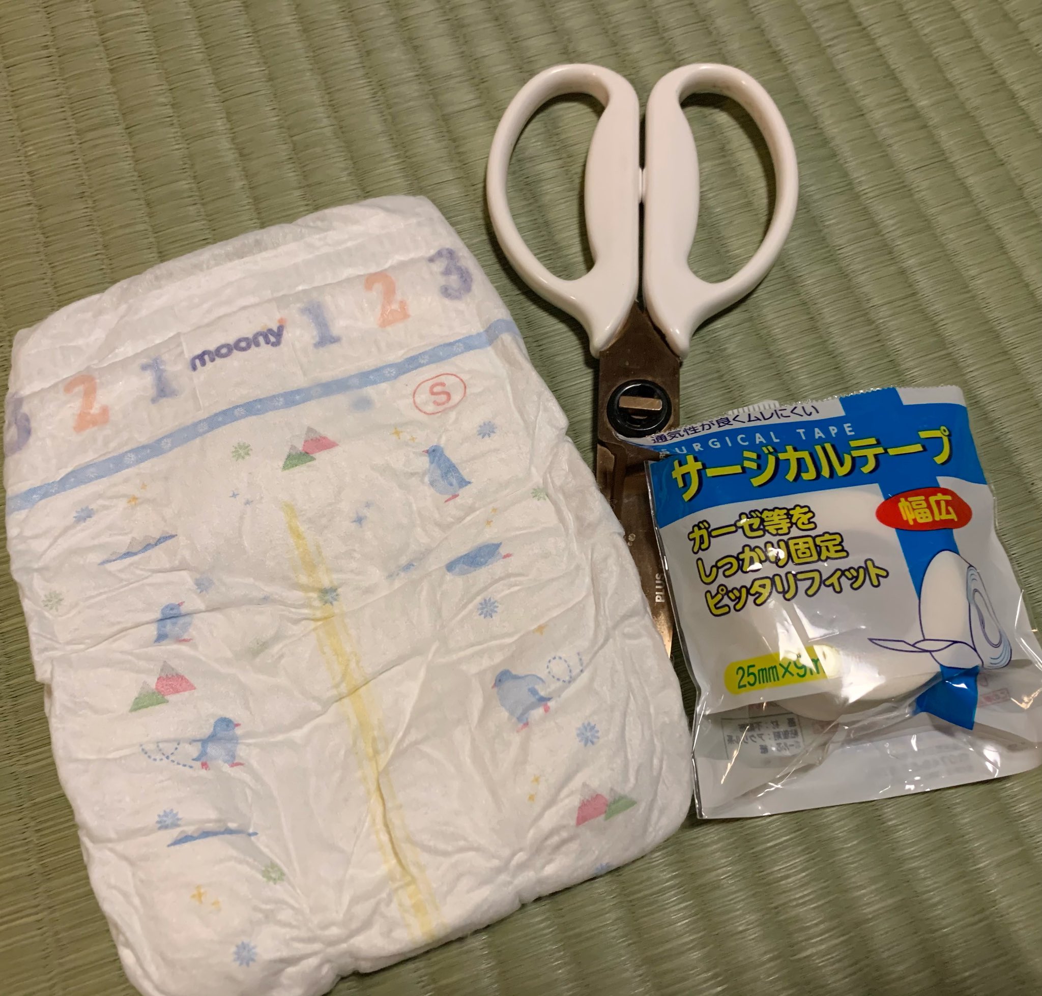 Makiko Tsukahara 我が家のダックスももちゃんは おむつが必要です 犬用はなかなか高いのでムーニーちゃんsサイズ愛用中 しっぽの穴をハサミで開けて 切り口にサージカルテープを貼ります 出来上がり シニア犬 17歳6ヶ月 T Co G6angewvyp