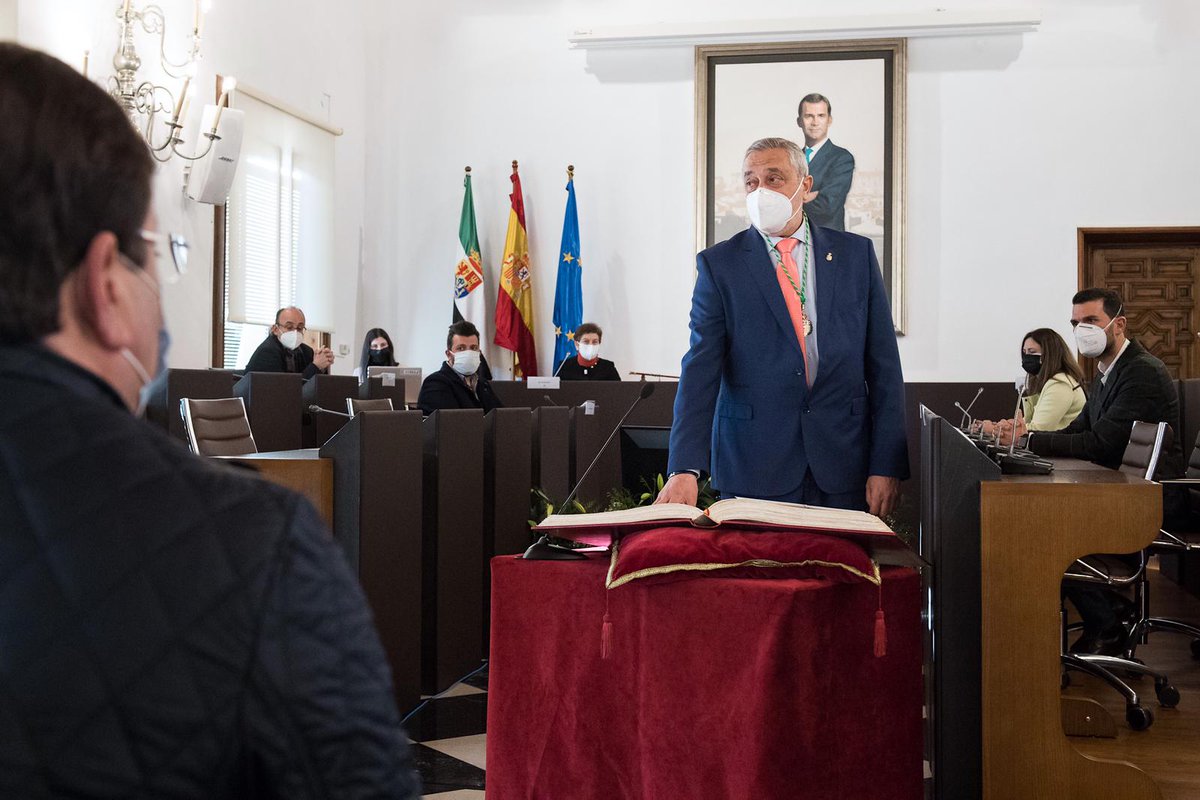 Una gran compañera y amiga se nos fue y hoy una persona como Carlos, que ha estado tantos años al servicio de su pueblo, llega a la máxima responsabilidad provincial en Cáceres.
Te deseo muchos aciertos. Convencido de que trabajarás para hacer una provincia y una región mejor https://t.co/4MnCR8fGZs