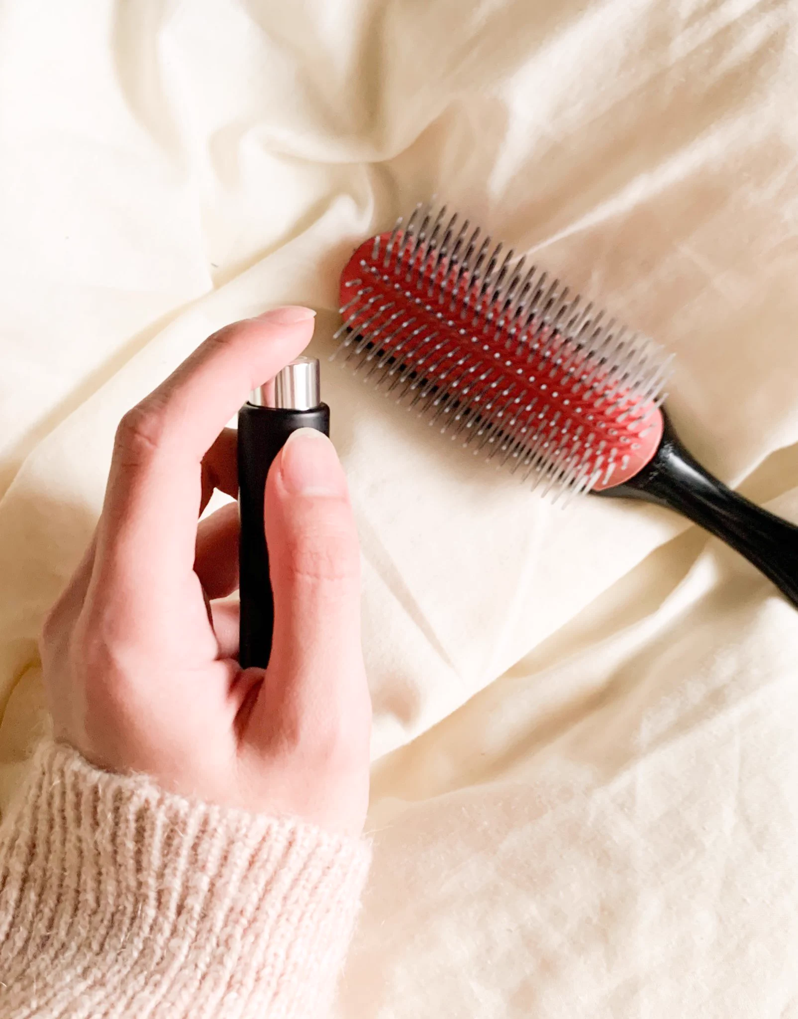 試してみて！香水を櫛にふって髪をとかすとふんわりしたいい香り！