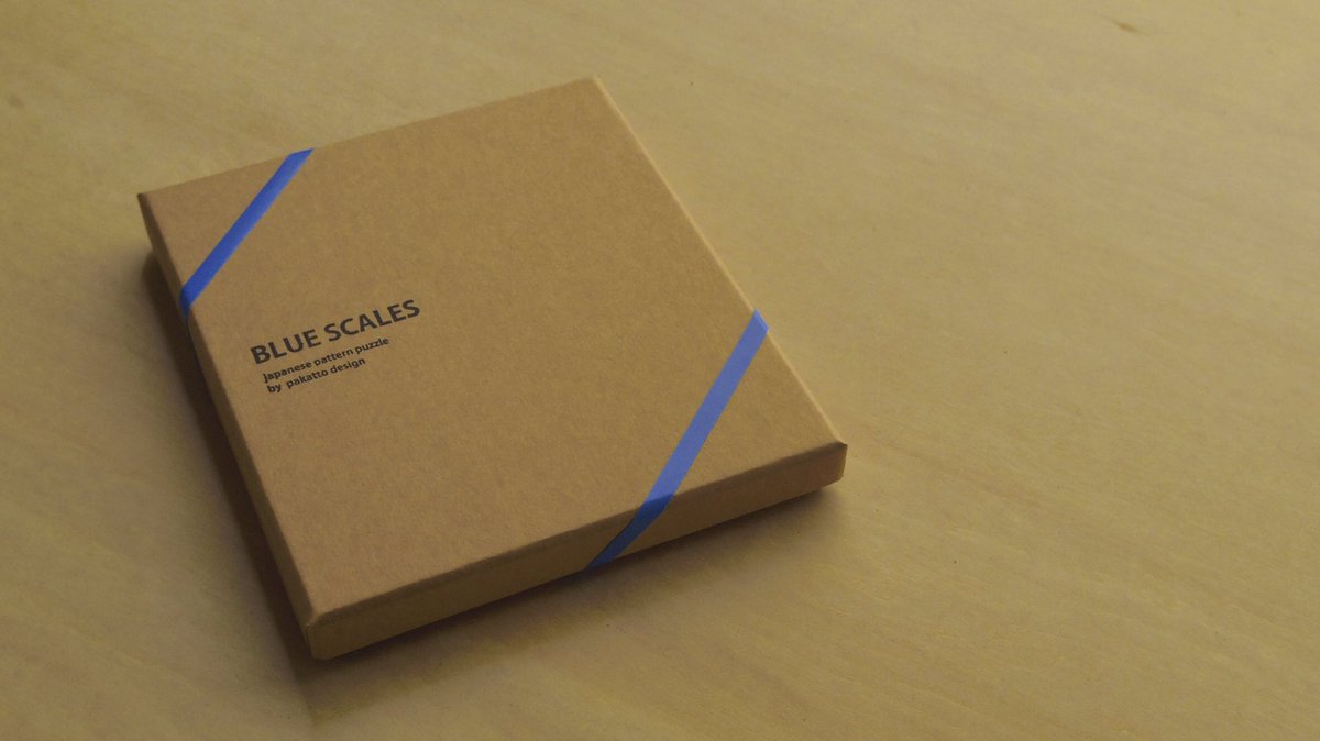 Pakatto Design Blue Scares 和柄模様の透明パズル 少し厚めの透明アクリルで作られたピースには和柄の青海波模様が表現されています 青海波模様には 未来永劫平穏に と意味があり とても縁起の良いパズルとなっております こちら全て手作りの