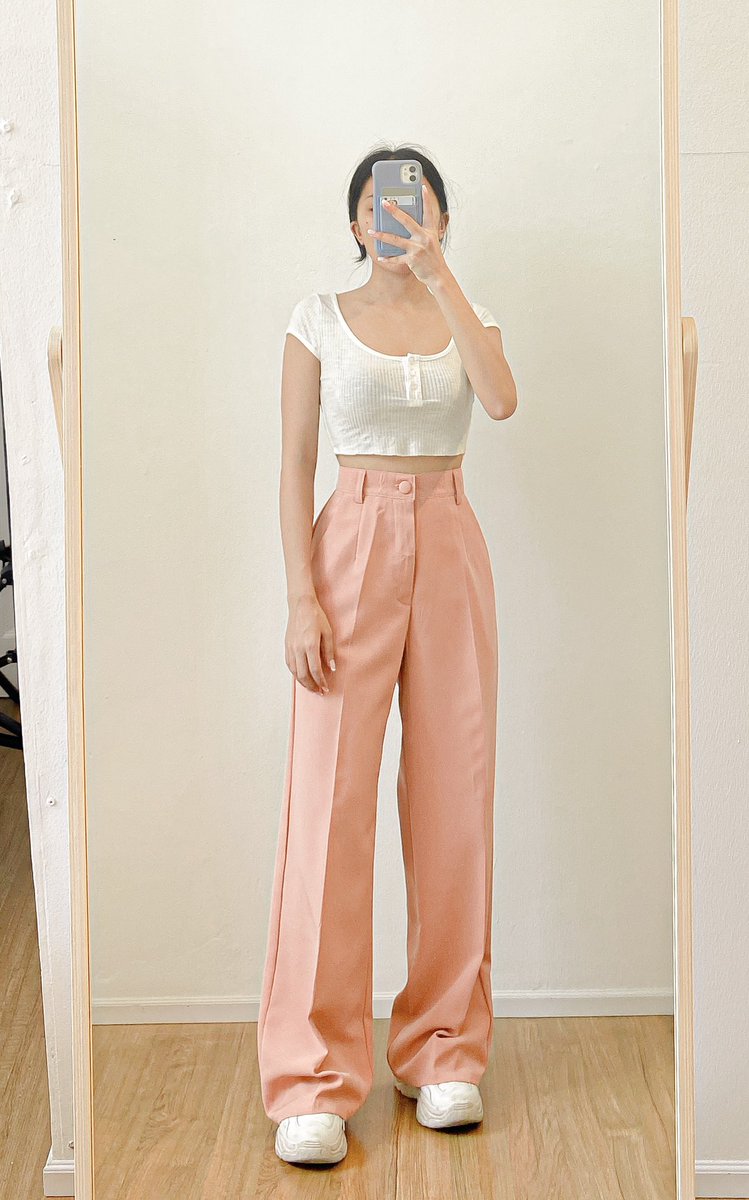 เป็นกางเกงที่อยากจะป้ายยาคนสูงน้อยแบบเรามากๆ คือเราสูงแค่ 150 นะแต่ใส่กางเกงตัวนี้แล้วดูสูงกว่านั้นมากกกกก และเป็นกางเกงทรงกระบอกใหญ่ที่ใส่แล้วพรางหุ่นดีสุดๆ เอวดูเล็กลงด้วย แถมเนื้อผ้าก็ดีเป็นผ้าลื่นๆ เด้งๆ ใส่สบาย พิกัดร้าน <a href="/miharucloset/">miharucloset 🕊กางเกง 150 บาท กลับมาแล้ว</a>  ราคา 290 บาท ถูกมากกก มีหลายสีด้วย