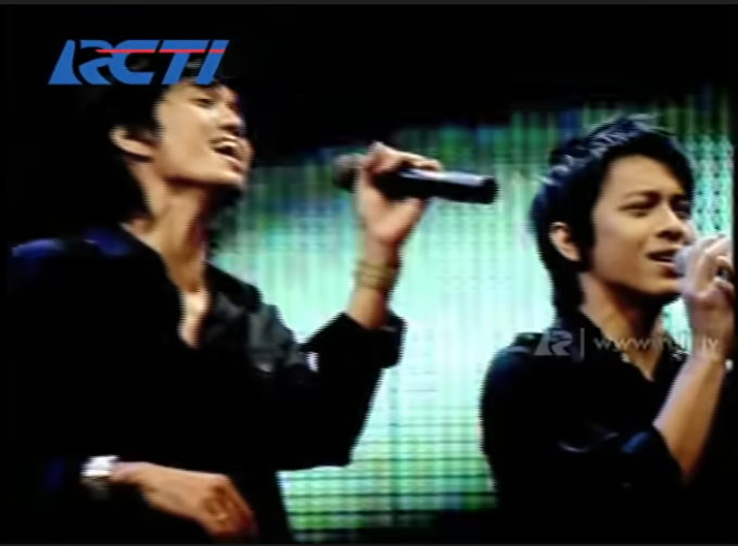 asterisk510's tweet photo. [2006 Anugerah Musik Indonesia] Special collaboration of #JAMRUD #Krisyanto X #DEWA19 #Once X #PADI
 #Fadli X #SHEILAON7 #Duta X #PETERPAN #Ariel
#1MillionVoice
#AMI2006
#Rcti https://t.co/ILmmqKjcNa