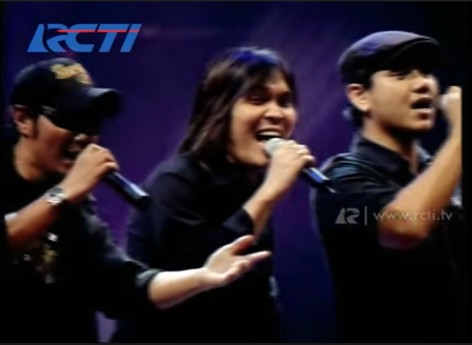asterisk510's tweet photo. [2006 Anugerah Musik Indonesia] Special collaboration of #JAMRUD #Krisyanto X #DEWA19 #Once X #PADI
 #Fadli X #SHEILAON7 #Duta X #PETERPAN #Ariel
#1MillionVoice
#AMI2006
#Rcti https://t.co/ILmmqKjcNa
