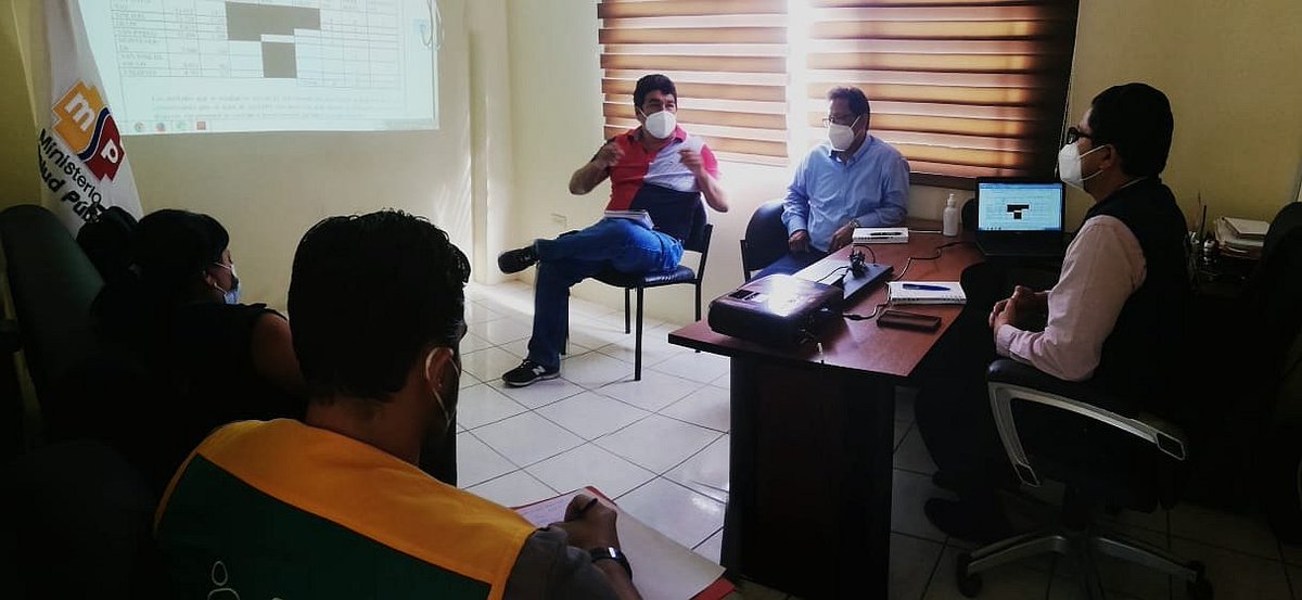 DPS_LosRios's tweet photo. #SantaElena| Vigilancia Epidemilógica y Provisión  de @Salud_CZ5 mantiene reunión de trabajo con Director Distrital @Jorluis_Macias y Equipo de Respuesta Rápida para implementar la búsqueda activa de pacientes #covid19 en los sectores más vulnerables, de manera oportuna. https://t.co/xUazqs9qg7