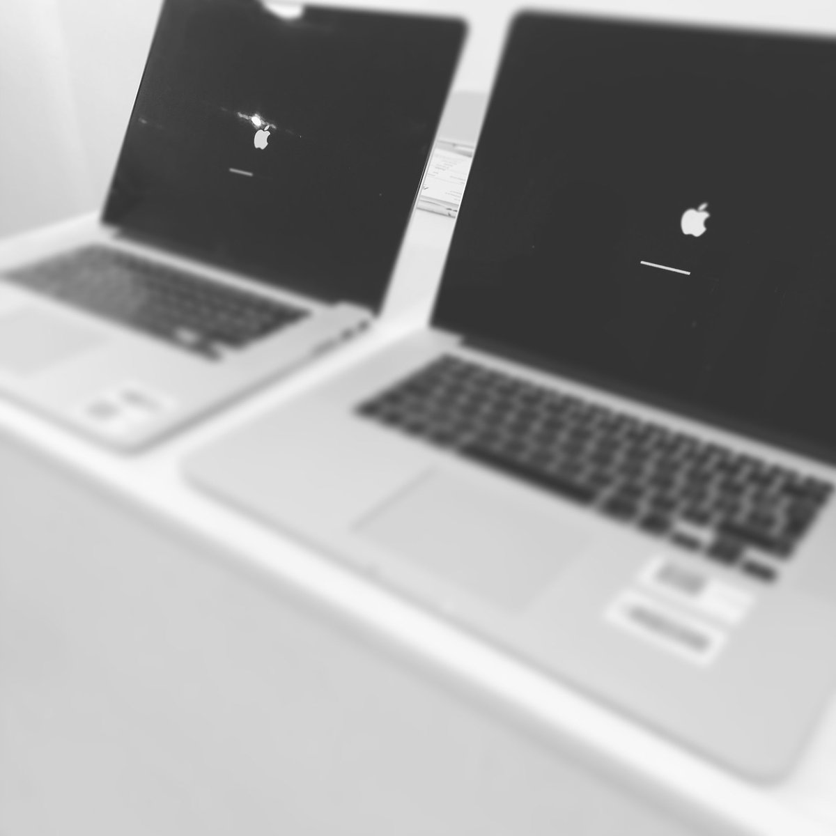 MacinstoreFR's tweet photo. Nous sommes aussi la pour faire adopter de nouvelle #machine à votre équipe.

Prenez le cas de cet #entrepreneur qui avait envie de #Macbookpro sans que ça lui coute trop cher.

#refurbish #reconditionne #macbook #macos #lovemymac #loveapple #linne #jussieu #paris #paris5 https://t.co/A5mjlciFC8