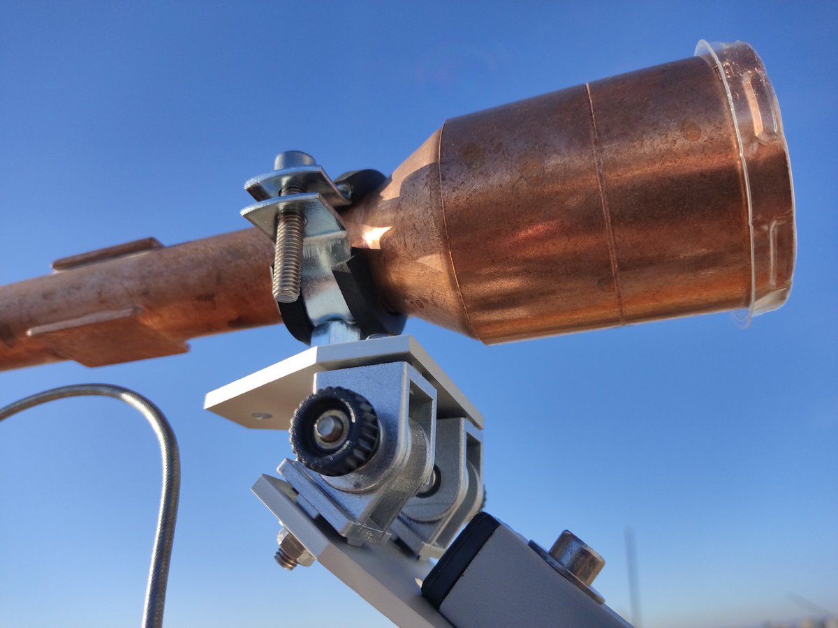 I have improved the support for the X-band feed this way it allows me to optimize the correct position according to the focal point.