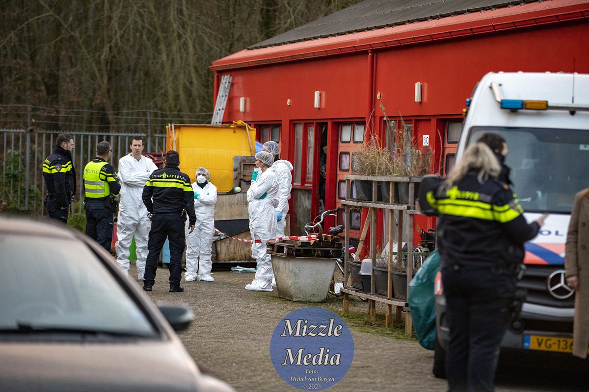 mvbergen's tweet photo. Aan de #Heining in #Amsterdam zijn twee doden in een garagebox gevonden, volgens iemand die in een kas ernaast werkt zou het om een man en een vrouw gaan https://t.co/MA45no0KhA
