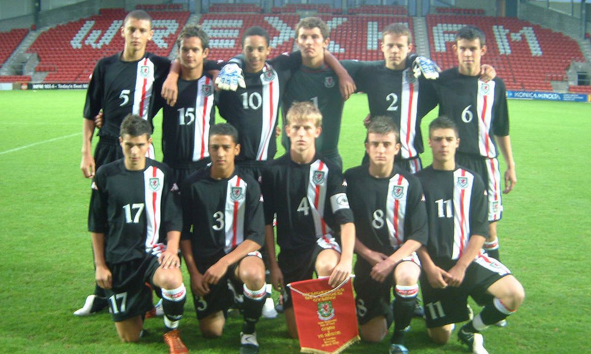 Cymru's tweet photo. 🏴󠁧󠁢󠁷󠁬󠁳󠁿 Just a couple of @Chrisgunter16 and @GarethBale11 throwbacks to lighten up your day...

#TogetherStronger https://t.co/ovev5chwnc