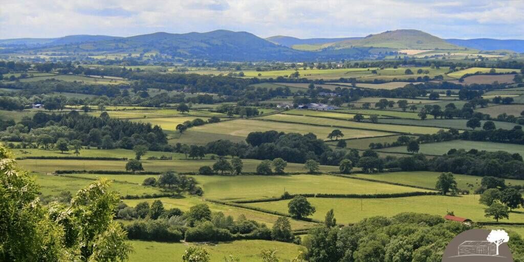 We are situated in the heart of the #ShropshireHills, a designated Area Of Natural Outstanding Beauty... the perfect backdrop which will delight your guests and inspire your wedding photographer! 🌿 📸 🌷 - thehaybarn-weddingvenue.co.uk/outdoor-weddin…