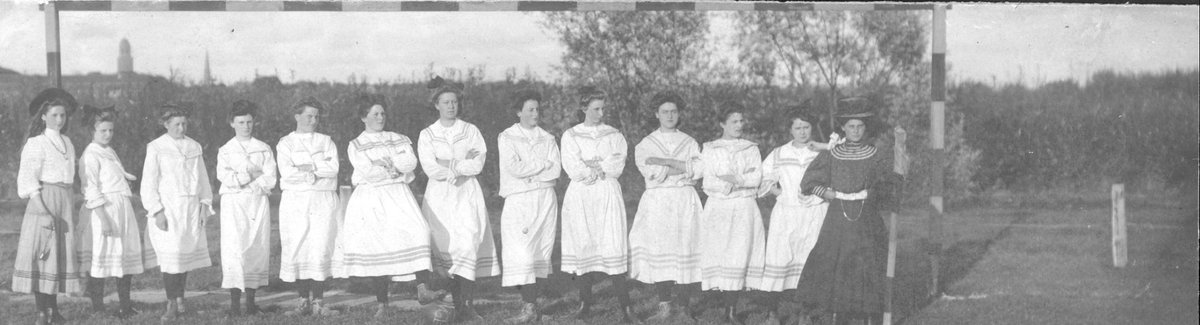 ZAC1893's tweet photo. @FCBarcelona @FCBfemeni 50 years of women's football in Barcelona. Bravo! Felicidades!
Let us take the opportinity to introduce you to our Z.A.C. women's team in 1906. Now, more than 100 years later, women's football is still alive and kicking here in Zwolle! 💙🤍 https://t.co/oYScK7AMU1