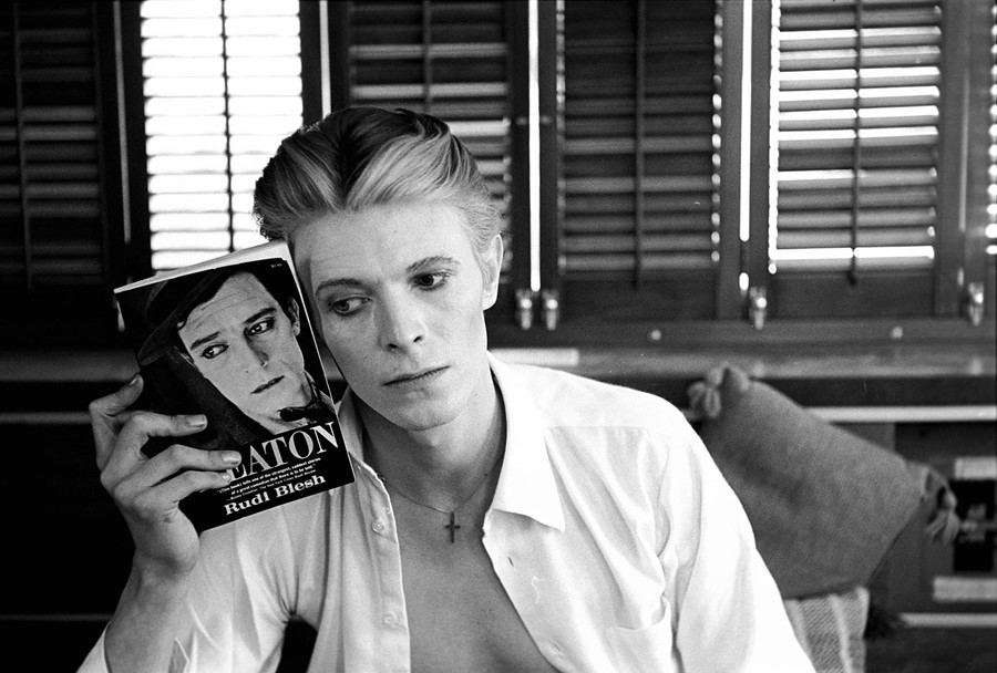 diegot_rror's tweet photo. David Bowie con su libro sobre Buster Keaton fotografiado por Steve Schapiro en 1975. https://t.co/OQvPVFs3FF