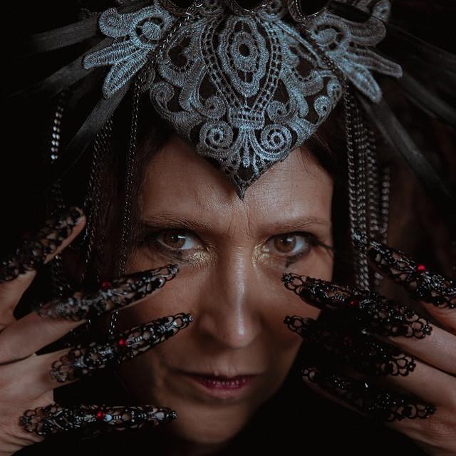 daianavieiram's tweet photo. Na sua opinião recordistas e fãs de Gênesis entre Jaluzi, rainha de Sodoma (Beth Goulart)
Semíramis  (Francisca Queiroz) e  Enila rainha de Ur (Maria Joana) qual será a maior vilã da novela Gênesis?
#Gênesis 
#RecordTV 
#NovelaGênesis 
📷 Novela Gênesis Record TV https://t.co/bs4C9E3v2Z