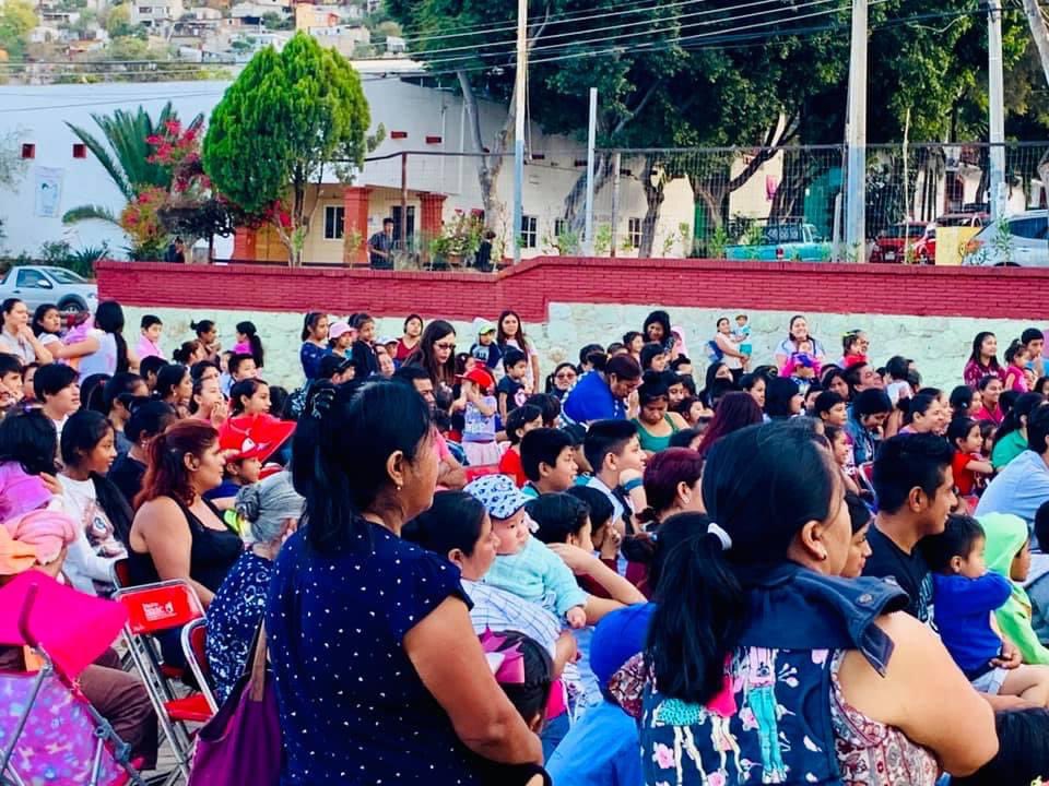 JCdelCampo's tweet photo. ¡Hace un año celebrábamos a la #niñezoaxaqueña en grande!
Nadie imaginaba lo que ese año nos deparaba. Sin embargo, ese año como este estoy convencido que daré mi vida por construir #UnMejorOaxaca y generar #MilSonrisas por la #niñezoaxaqueña.
#AmamosOaxaca #SOMOSMAS https://t.co/wQstdb7qBk