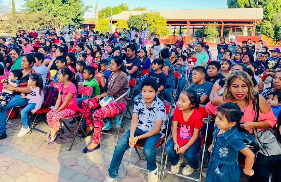 JCdelCampo's tweet photo. ¡Hace un año celebrábamos a la #niñezoaxaqueña en grande!
Nadie imaginaba lo que ese año nos deparaba. Sin embargo, ese año como este estoy convencido que daré mi vida por construir #UnMejorOaxaca y generar #MilSonrisas por la #niñezoaxaqueña.
#AmamosOaxaca #SOMOSMAS https://t.co/wQstdb7qBk
