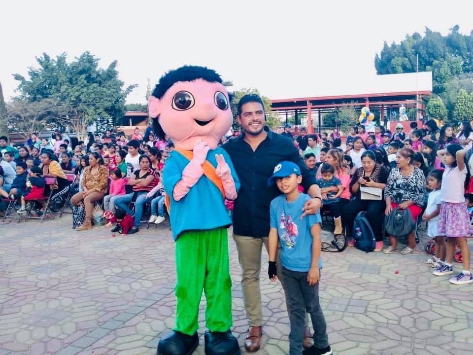 JCdelCampo's tweet photo. ¡Hace un año celebrábamos a la #niñezoaxaqueña en grande!
Nadie imaginaba lo que ese año nos deparaba. Sin embargo, ese año como este estoy convencido que daré mi vida por construir #UnMejorOaxaca y generar #MilSonrisas por la #niñezoaxaqueña.
#AmamosOaxaca #SOMOSMAS https://t.co/wQstdb7qBk