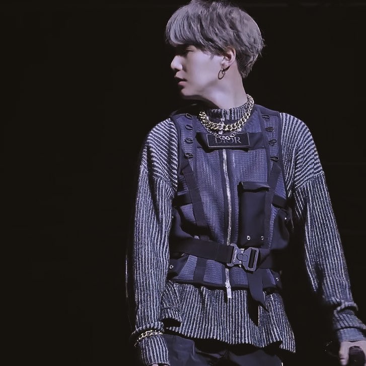 yoongisarchive's tweet photo. this outfit 🔥 https://t.co/8iQjmO34Pw