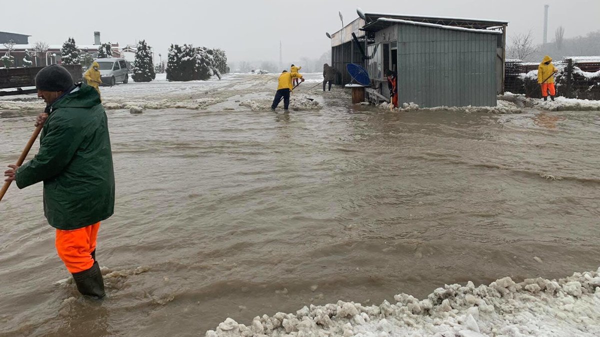 Trenutno se dešavaju najveće poplave na Kosovu i Metohiji u poslednjih 50 godina. U Đakovici, Gnjilanu, Gračanici i drugim mestima voda je uništila kuće, imovinu i ubila stoku. Nakon urušenog mosta na Krivoj reci blokirano je 200 Srba koji su ostali bez struje, vode i hrane.