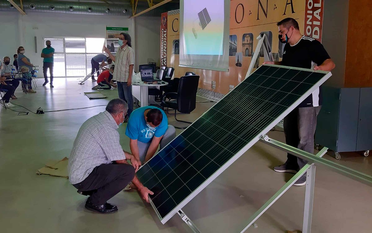 Endesa's tweet photo. 💬 Todo proyecto que construimos de #renovables va acompañado de un plan de creación de valor compartido:
✅ #Sostenibilidad
✅ Desarrollo de programas con las comunidades locales. 
✅ #Innovación 

Rafael González, nuestro director general de Generación, en #PanelVirtualIE. https://t.co/KLMjyRirTo
