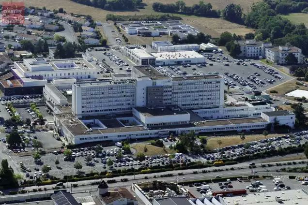 enedis_pdl's tweet photo. Appelées en secours samedi par le @ch_cholet 🏥 victime d'une panne électrique sur son réseau privé, les équipes d'@enedis ont permis d’assurer la réalimentation du service de réanimation 🩺, par un prêt rapide de matériel associé à leur expertise 💪🏻 #ServicePublic #7jsur7 https://t.co/jB0AvqCyM2