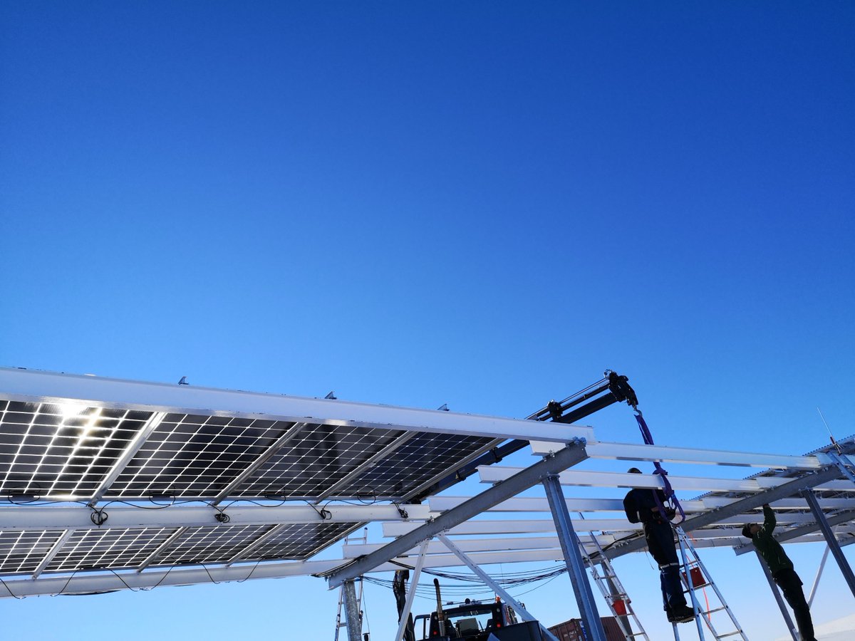 PullThePlug_Be's tweet photo. Op de Belgische Princess Elisabeth Poolbasis plaatsten we maar liefst 43% extra PV-power! De "bifacial" panelen produceren zowel aan de onder- als bovenkant en pikken zo de reflectie van het besneeuwde oppervlak mee. #antarctica #science #zeroemission #solarpower #storage https://t.co/JMMVy29t2s