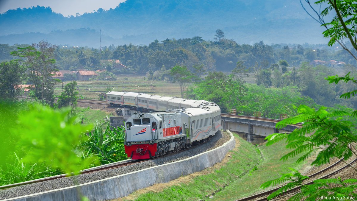 nioo333's tweet photo. Jembatan Kali Glagah sebelum runtuh terkena banjir.

#fotosepur https://t.co/jeAnH7eonw