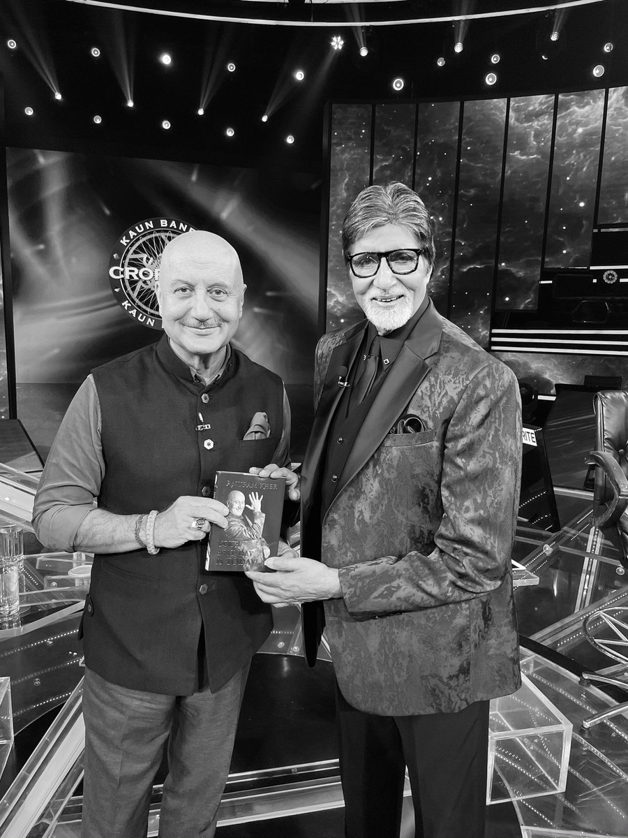 AnupamPKher's tweet photo. It was my honour to present my book #YourBestDayIsToday to @SrBachchan ji- Inspiration to millions. He is so generous with his compliments. Loved his sentence, “ अरे भाई! आप इतनी सारी चीजें कैसे कर लेते है? सीखना पड़ेगा! ” My reply,”अमित जी! क्या आप भी?😬😬Jai Ho! 🙏🙏😍 
#Legend https://t.co/WPhte5WnCa