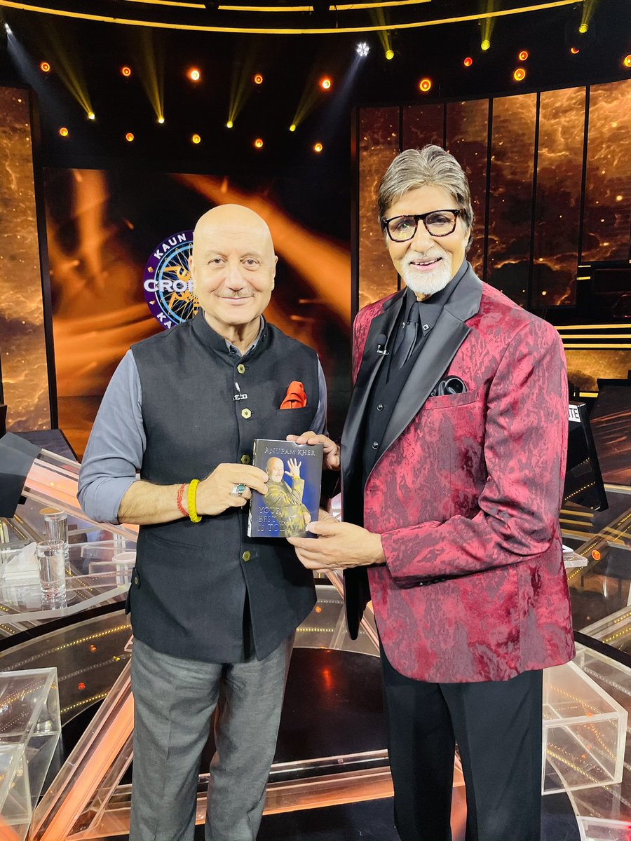AnupamPKher's tweet photo. It was my honour to present my book #YourBestDayIsToday to @SrBachchan ji- Inspiration to millions. He is so generous with his compliments. Loved his sentence, “ अरे भाई! आप इतनी सारी चीजें कैसे कर लेते है? सीखना पड़ेगा! ” My reply,”अमित जी! क्या आप भी?😬😬Jai Ho! 🙏🙏😍 
#Legend https://t.co/WPhte5WnCa