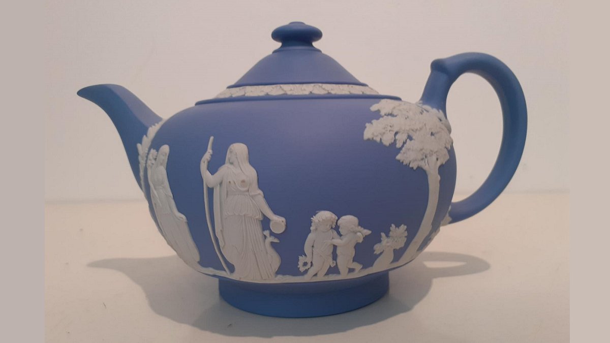 loveantiques's tweet photo. Here we have a Wedgwood Blue Jasperware Teapot, 1953 for sale from Henley Street Antiques: https://t.co/vEdCEbMMiB
#wedgewood #teapot #wedgewoodteapot #blueteapot #loveantiques https://t.co/osFzrp3m7p