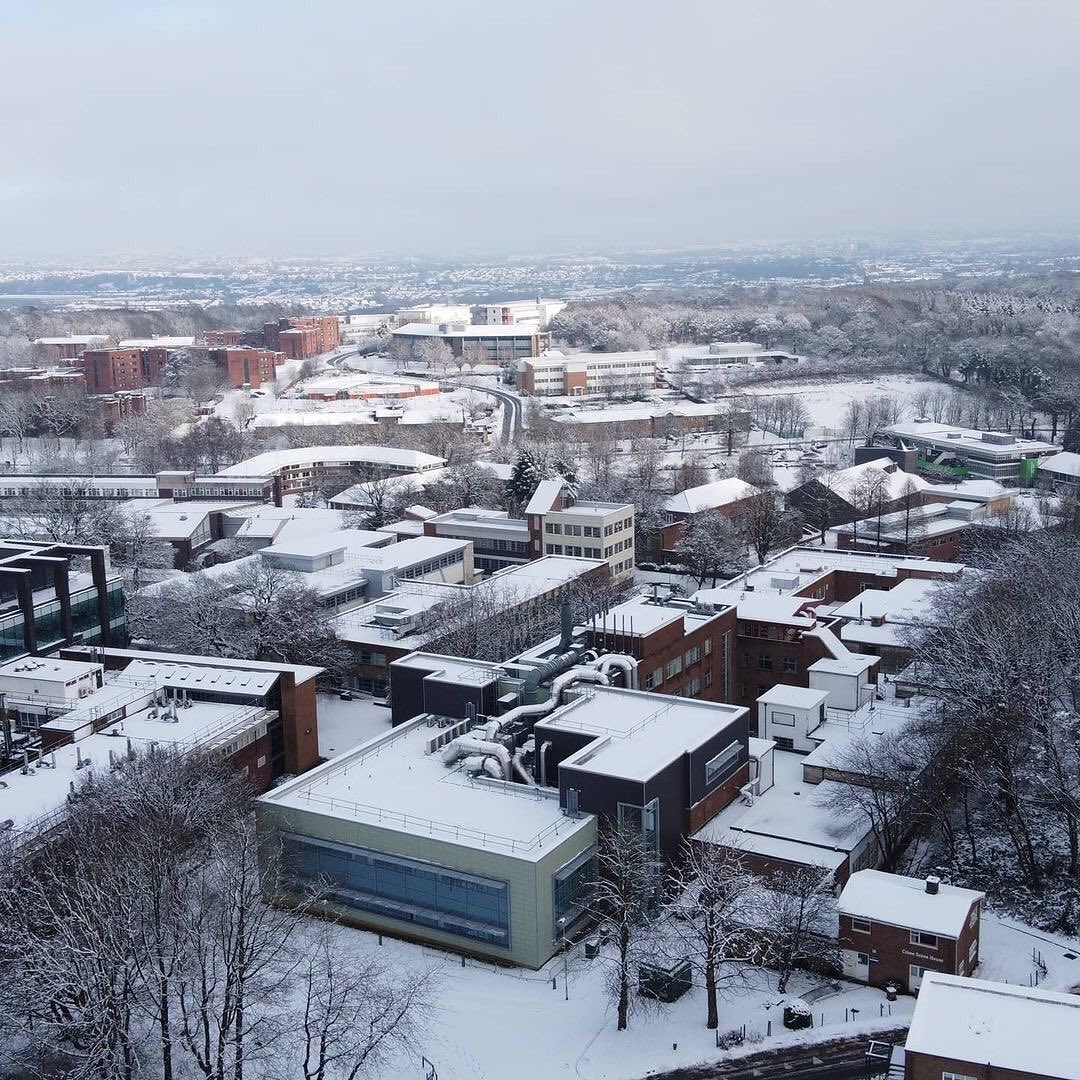 KeeleUniversity's tweet photo. A snowy campus from above ❄️ 

📸 @KeeleGGE #KeeleSnow https://t.co/x3acWUAYaw