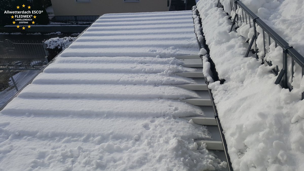lamellendach's tweet photo. #letitsnow ❄️❄️❄️
Unsere winterfesten #lamellendächer werden statisch so gebaut, dass sie den örtlichen Schneelastangaben entsprechen und wenn erforderlich auch einer Schneelast von bis zu 460 Kilogramm pro Quadratmeter standhalten können. 💪 
https://t.co/Ya9LH1n0G7 https://t.co/EfSIU1hGhP