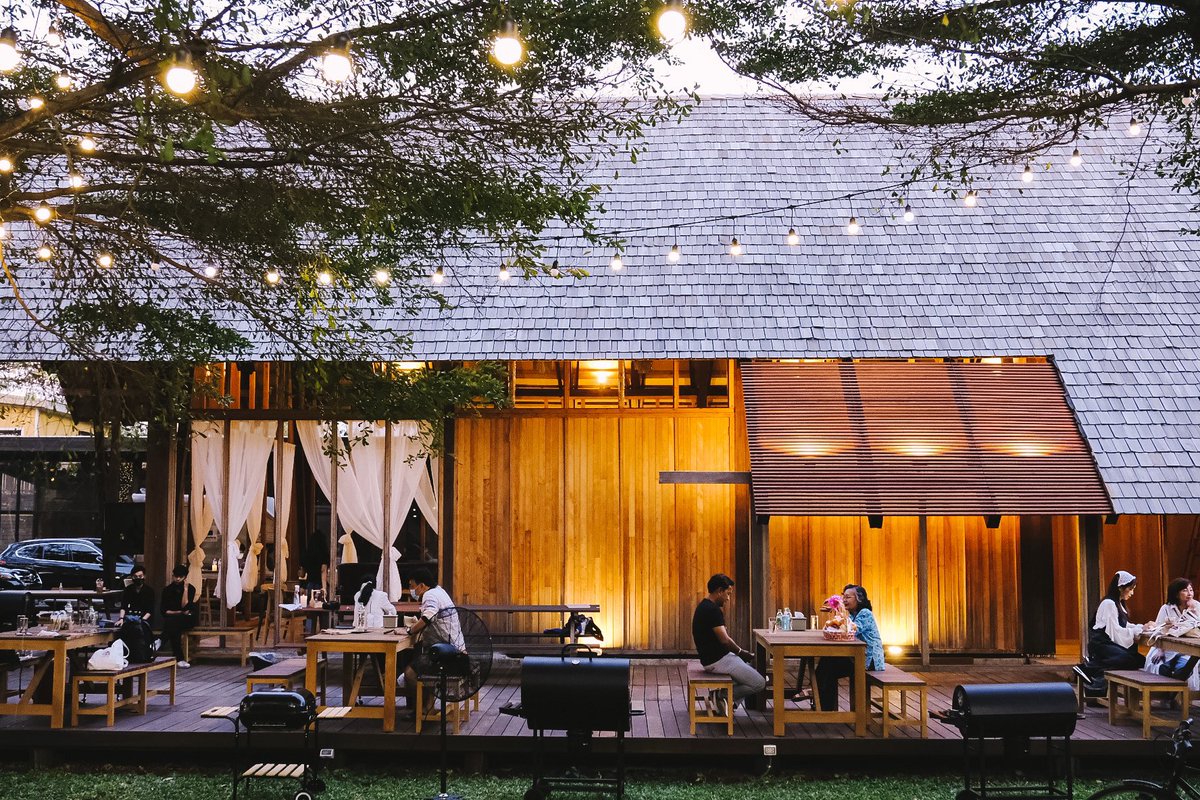 eatthump's tweet image. Chale't Wood Cafe คาเฟ่เปิดใหม่ริมถนนบรมราชชนนีฝั่งขาเข้าศาลายาเลยพุทธมณฑลสาย3ไปนิดเดียว คาเฟ่ฟีลสวนปิกนิกมีพรอพปุ๊กปิ๊กมุมถ่ายรูปเยอะ ที่สำคัญมีBBQให้ย่างกันสนุกสนาน ตอนเย็นบรรยากาศดี ร้านอยู่ท่ามกลางสถาปัตยกรรมไม้ @aroii #รีวิวคาเฟ่ #เห็นแก่กิน