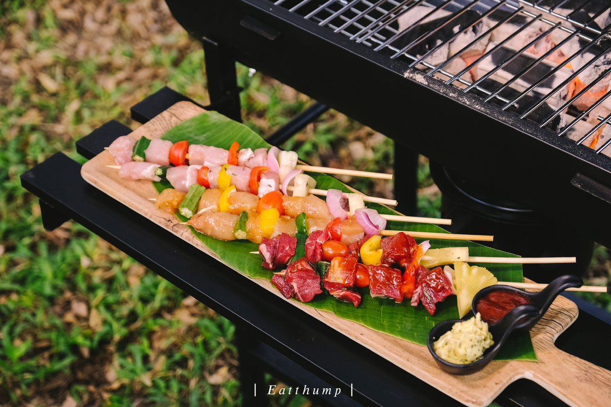 eatthump's tweet image. Chale't Wood Cafe คาเฟ่เปิดใหม่ริมถนนบรมราชชนนีฝั่งขาเข้าศาลายาเลยพุทธมณฑลสาย3ไปนิดเดียว คาเฟ่ฟีลสวนปิกนิกมีพรอพปุ๊กปิ๊กมุมถ่ายรูปเยอะ ที่สำคัญมีBBQให้ย่างกันสนุกสนาน ตอนเย็นบรรยากาศดี ร้านอยู่ท่ามกลางสถาปัตยกรรมไม้ @aroii #รีวิวคาเฟ่ #เห็นแก่กิน