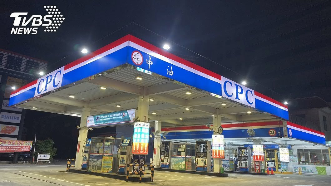 2. Another example of this kind of buffoonery was when Chen made 中國石油 (Chinese Petroleum Corporation) change its Chinese name to 台灣中油 (Taiwan Central Oil) and its English name to CPC Corporation Taiwan. Note how in second right picture, what was 中國石油 became 中　　油