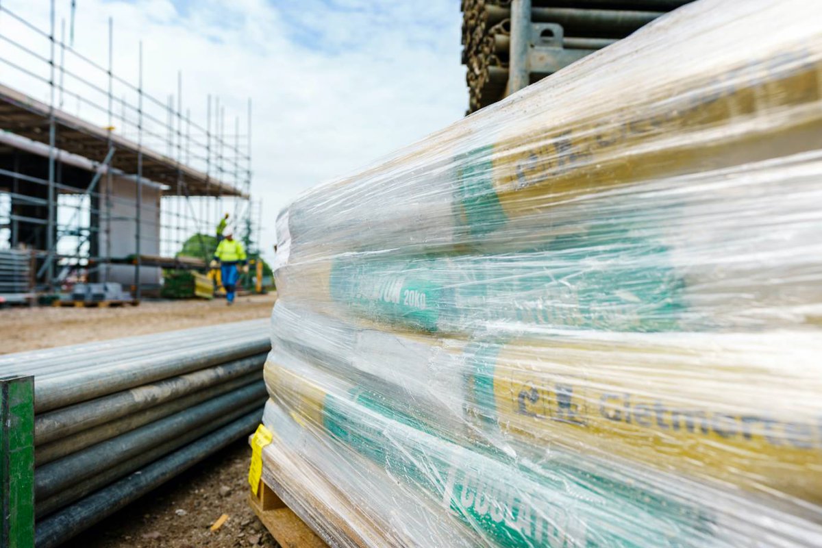 Innovations do not always have to be grand to make an impact. <a href="/valipac/">Valipac</a> proves this with the development of shrink sleeves, which are made of 50 percent recycled #plastic. Read more on #packforward, the European movement on #sustainablepackaging:
bit.ly/3qd0NOK