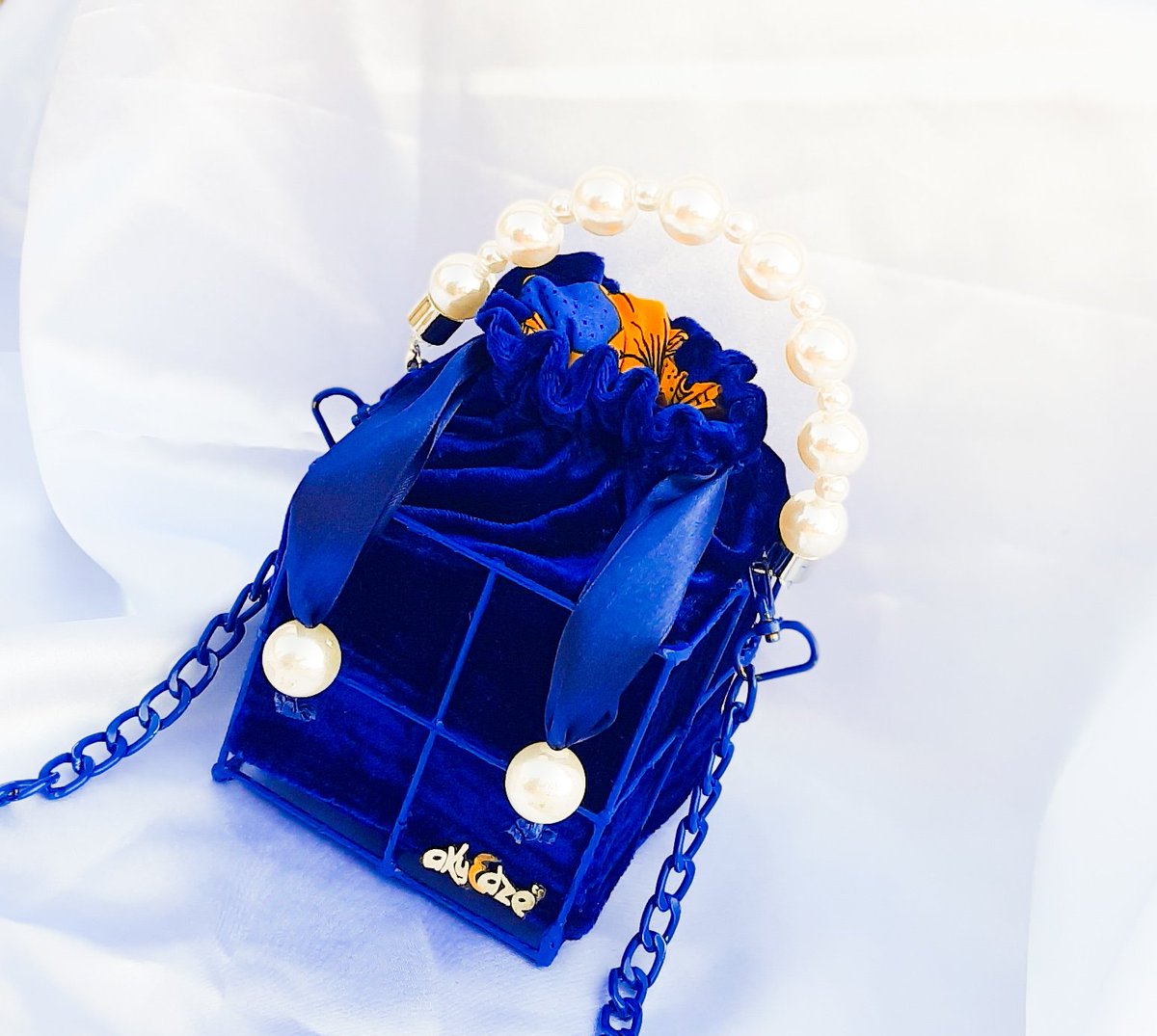 AkyDze's tweet photo. New in!
Custom Juku, a cohesive blend of royal blue velvet, African print and pearls
Available on preorder 
Price: 200 cedis https://t.co/StS6eUdSJk