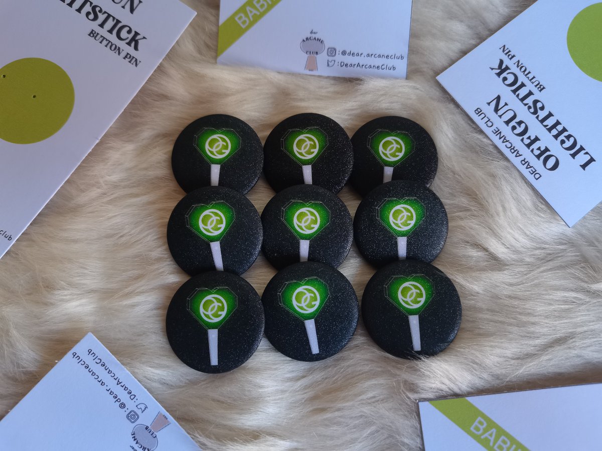 DearArcaneClub's tweet photo. [RT PLS]
Take me anywhere where you can pin me with you.
1.25" Glitter Finish
Grab our button pin inspired by OffGun Lightstick.
Available this 01.13 at 12:00 pm on our Shopee account 
🥰🥰
Linked in our bio‼️ 👆👆👆

Save the Date my fellow BL fans!💚
#blseries #fanart #offgun https://t.co/moDctxkYNq