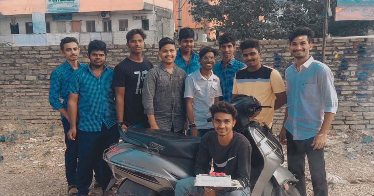 Guna_Harshit_AA's tweet photo. @alluarjun (Non BB) Industry Hit #AlaVaikunthapurramuloo 1year anniversary celebrations by team Kurnool #AlluArjunArmy ๐๐ฅ๐
#India200crNettAVPL
#2020BoxOfficeWinnerAVPL
#1YearForNonBBIHAVPL
#AVPLMassHysteria
@TeamAAArmy @AlluArjun_Army https://t.co/tivEx2oiGd
