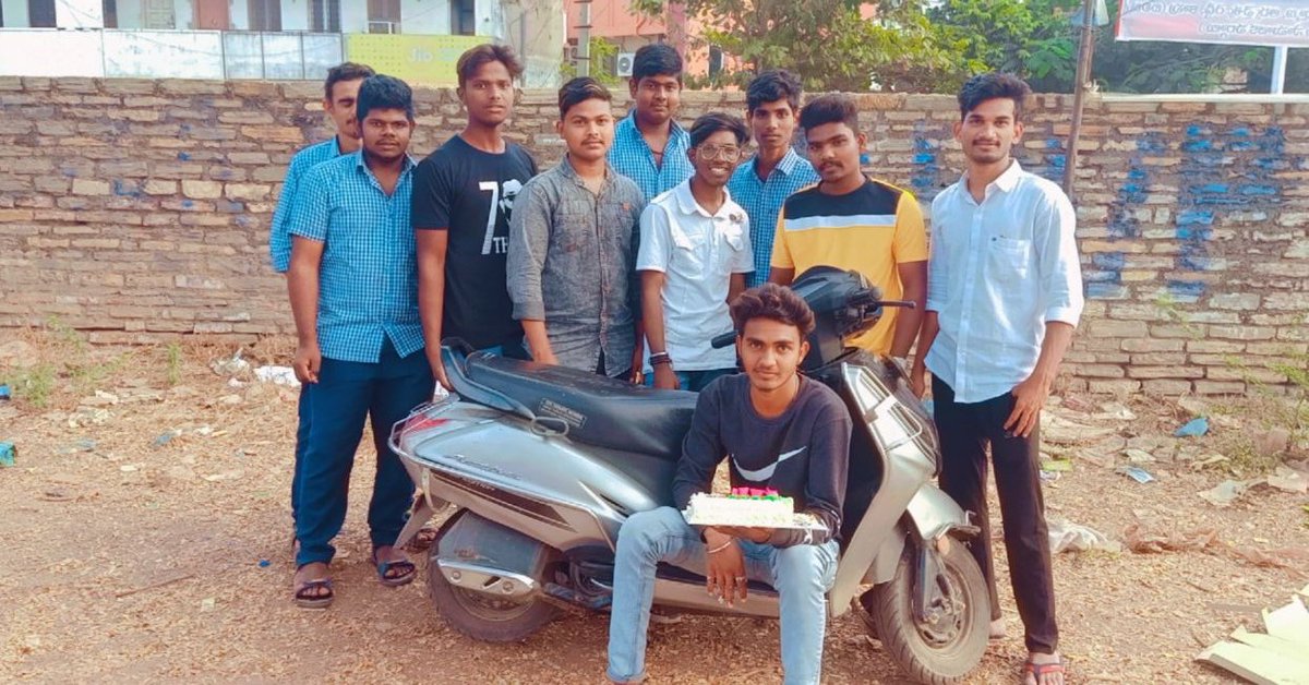 Guna_Harshit_AA's tweet photo. @alluarjun (Non BB) Industry Hit #AlaVaikunthapurramuloo 1year anniversary celebrations by team Kurnool #AlluArjunArmy ๐๐ฅ๐
#India200crNettAVPL
#2020BoxOfficeWinnerAVPL
#1YearForNonBBIHAVPL
#AVPLMassHysteria
@TeamAAArmy @AlluArjun_Army https://t.co/tivEx2oiGd